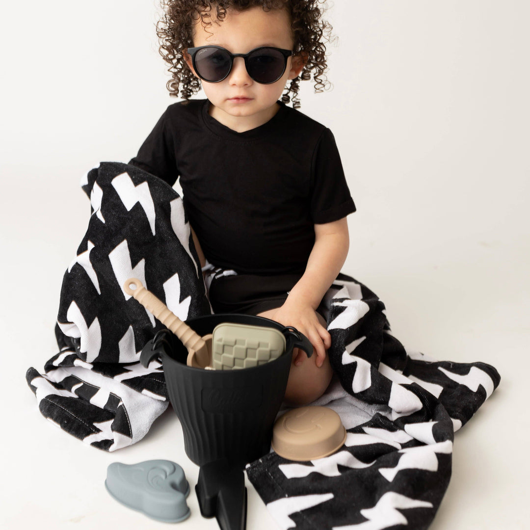 BEACH TOYS || BLACKOUT + BOLT