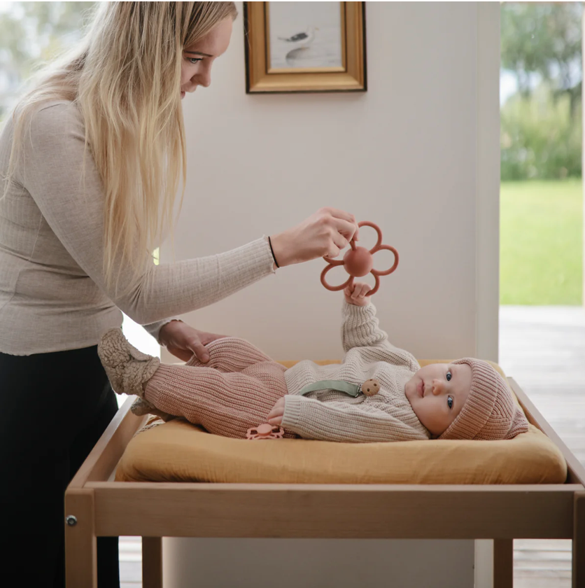 DAISY RATTLE TEETHER