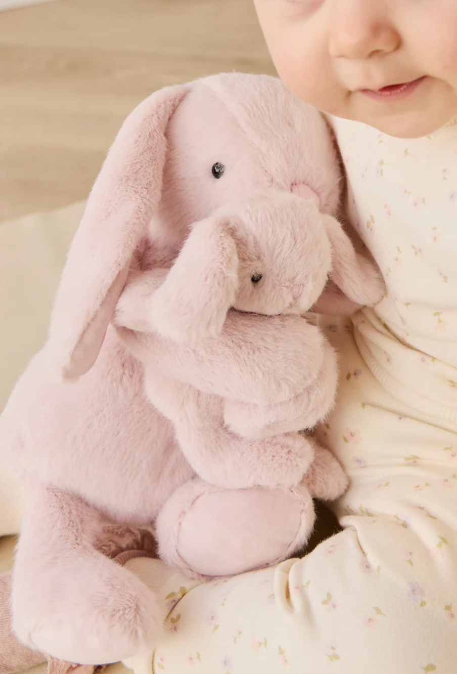 SNUGGLE BUNNIES || FRANKIE THE HUGGING BUNNY