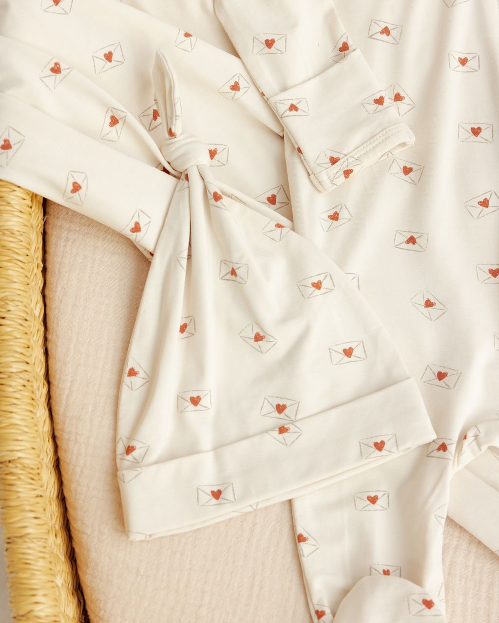 BAMBOO SWADDLE + KNOTTED HAT || VALENTINE