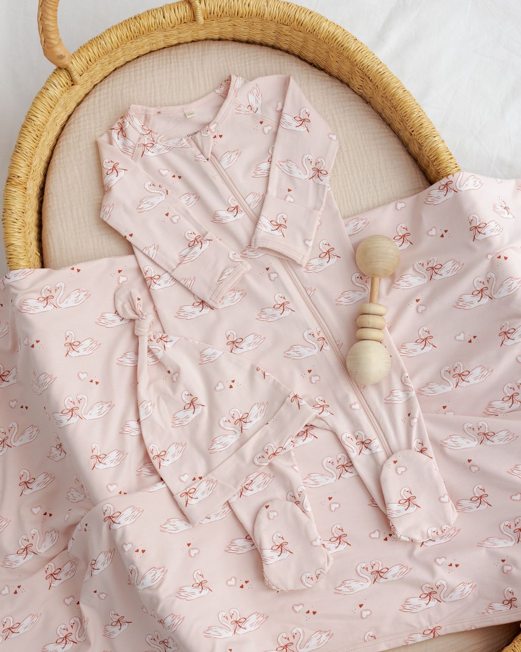 BAMBOO SWADDLE + KNOTTED HAT || SWANS